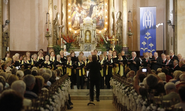 Peter Josef Kunz-von Gymnich dirigiert den Großen Chor der Polyhymnia in der Marienkirche Offenbach Peter Josef Kunz-von Gymnich dirigiert den Großen Chor der Polyhymnia in der Marienkirche Offenbach