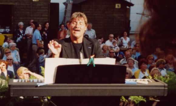 Peter Josef Kunz-von Gymnich: am Piano open air in Mödling 